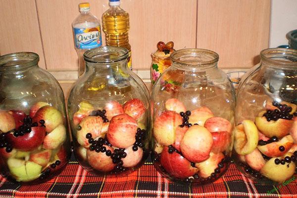 naplňte sklenice ovocem