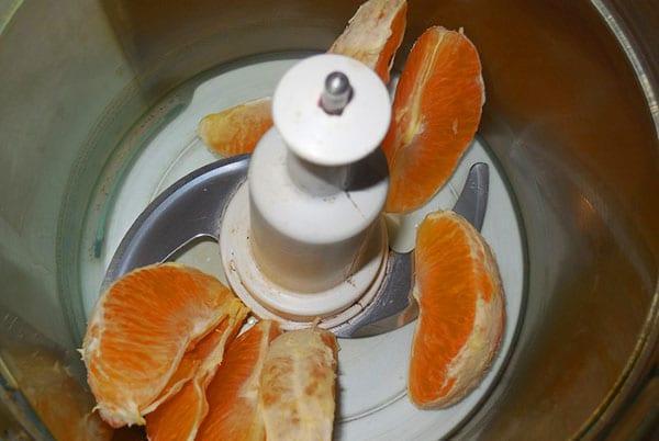 يقطع البرتقال في الخلاط