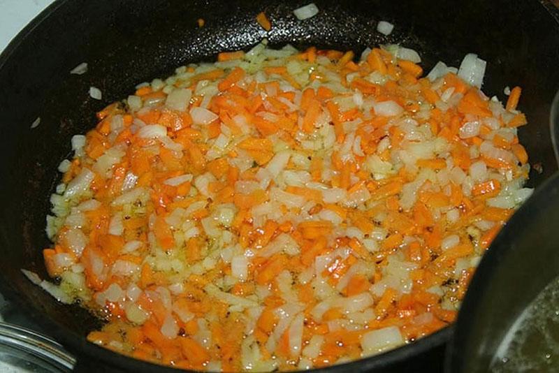 die Zwiebeln mit Karotten anbraten