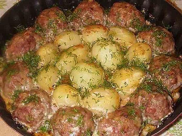كرات اللحم مع البطاطس الغنية بالطعم