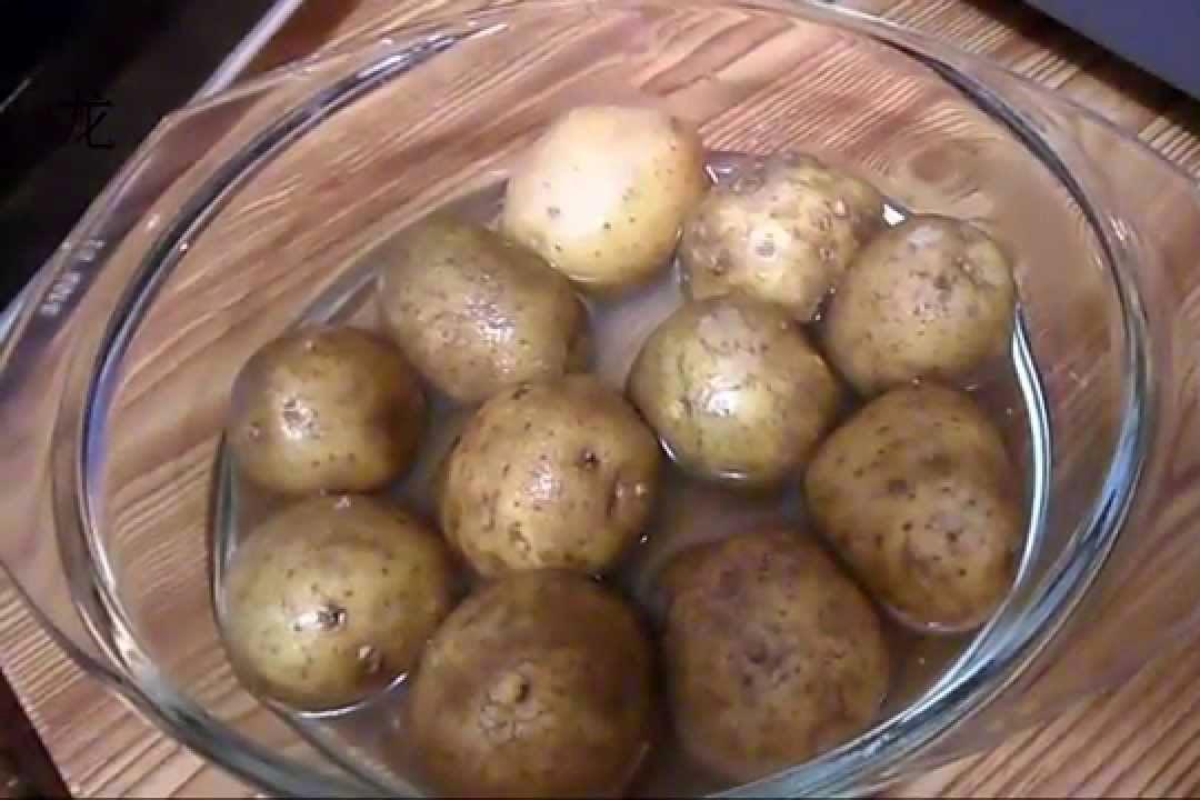 brambory v mikrovlnce rychle a snadno s kůží