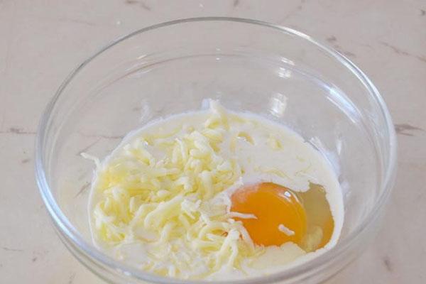 Sahne, Eier und Käse mischen