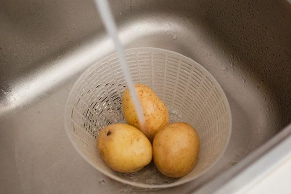 opláchněte brambory