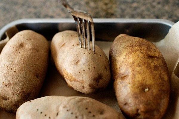 připravit brambory na pečení