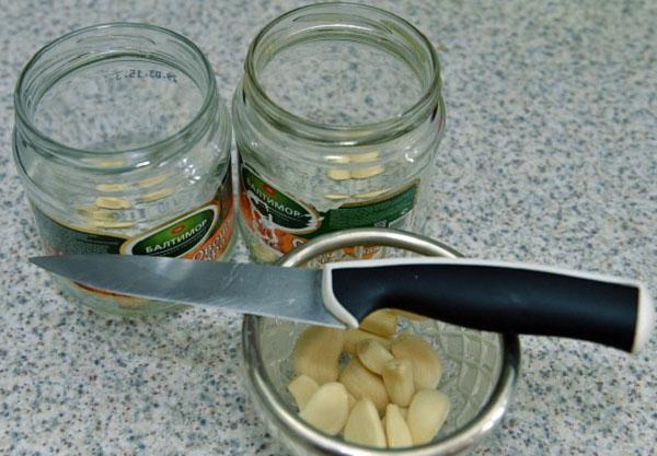do sklenic vložte česnek a bobkový list