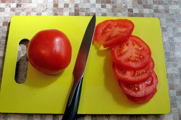 nakrájejte rajčata na plátky