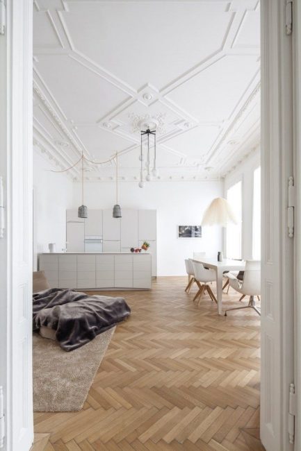 Stropi z belimi površinami in minimalističnim dizajnom