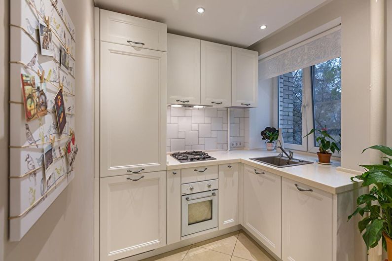 Hvitt kjøkken i en to -roms Khrusjtsjov -leilighet - interiørdesign