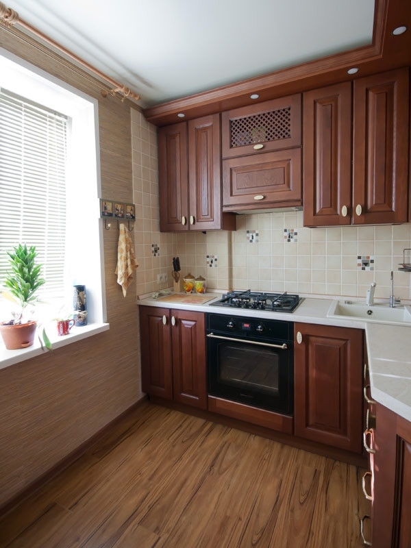 Drevená kuchyňa v Chruščove - interiérový dizajn