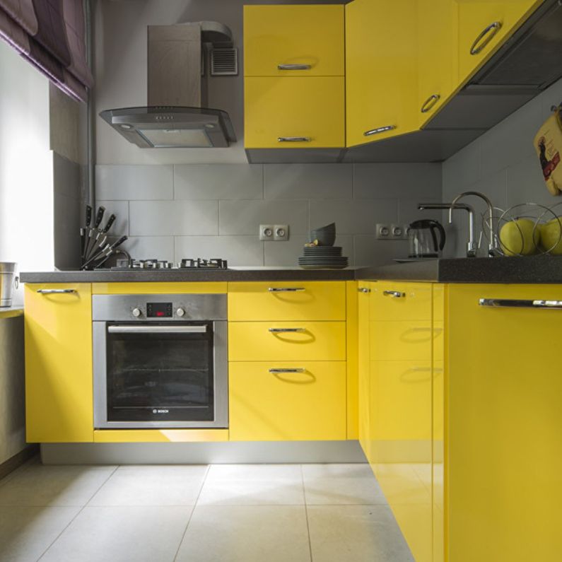 Žltá kuchyňa v Chruščove - interiérový dizajn
