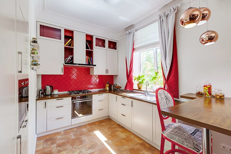 Rødt kjøkken i Khrusjtsjov - interiørdesign