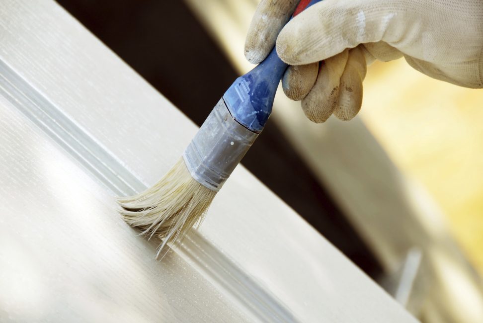Bruk akrylmaling for å male møblene dine komfortabelt