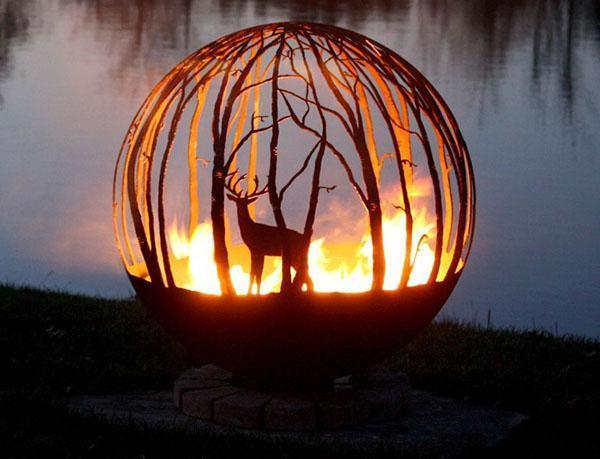dekorativní ohnivá mísa u rybníka