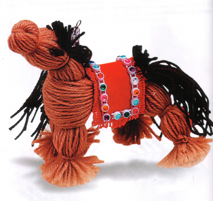 Os fios de lã podem ser usados ​​mesmo sem agulhas ou agulha de crochê.
