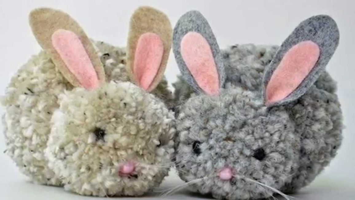 Söta kaniner gjorda av pomponger