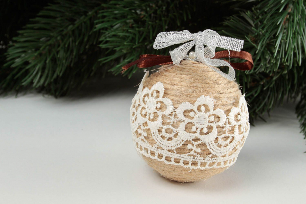 Julboll gjord av trådar med spets