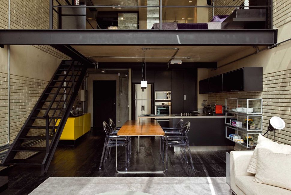 Soba brez predelnih sten z minimalističnim dizajnom v industrijskem slogu
