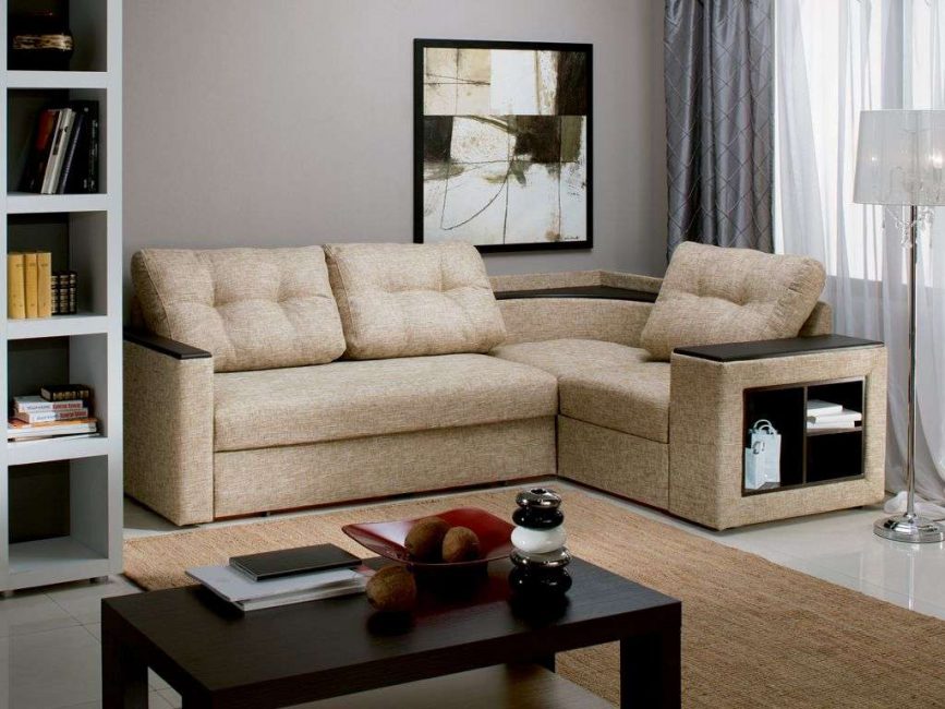 Γωνιακός καναπές σε ένα μικρό σαλόνι