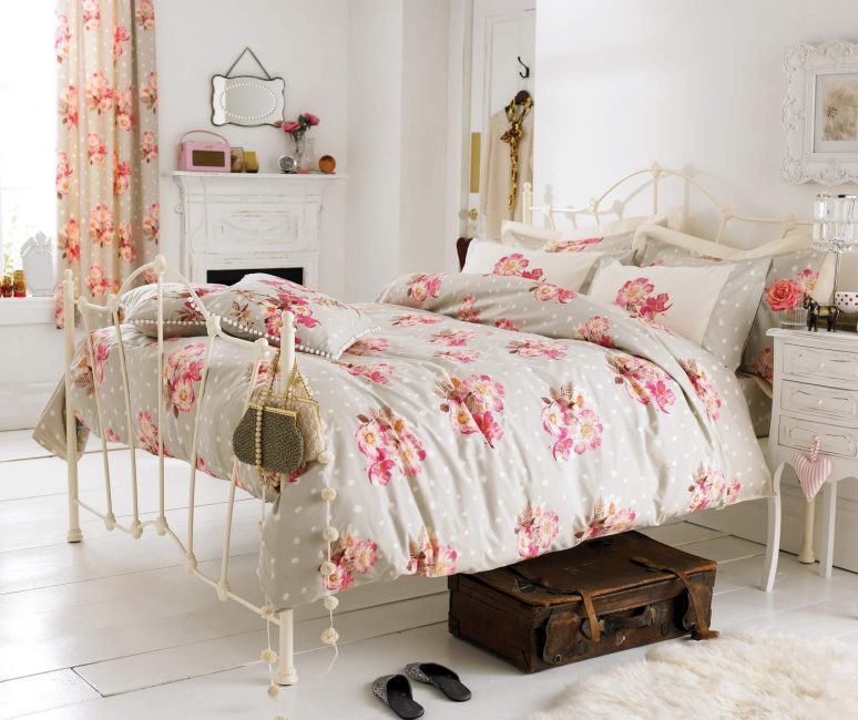 Vakkert sengeteppe med blomster - dekorasjon på soverommet