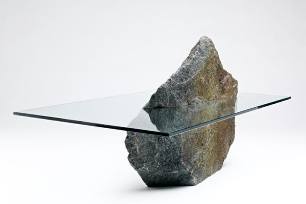 طاولة حجرية خرسانية