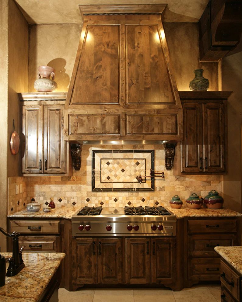 Notranjost majhne kuhinje v italijanskem slogu, dekor