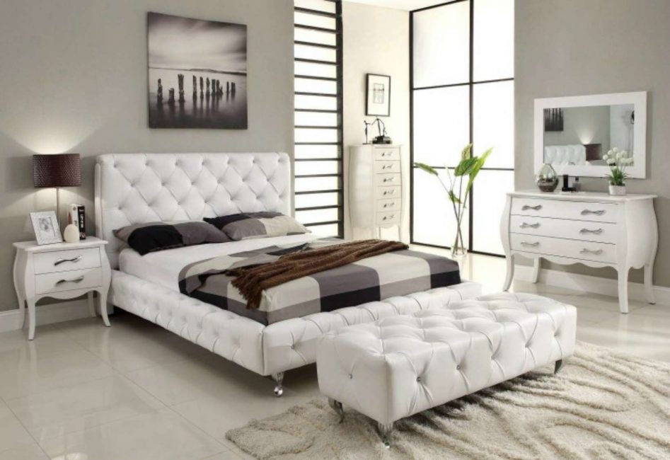 Dormitorio clásico con muebles blancos