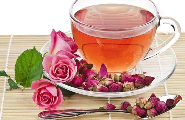 čaj z okvětních lístků růže