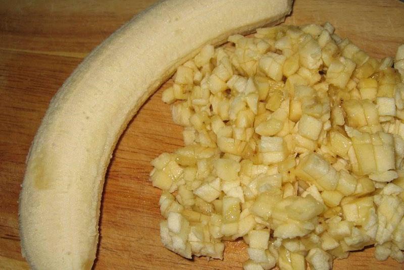 Banane in Scheiben schneiden