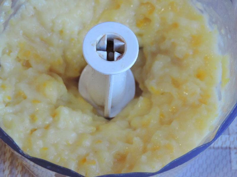 Zitronen mit einem Mixer mahlen