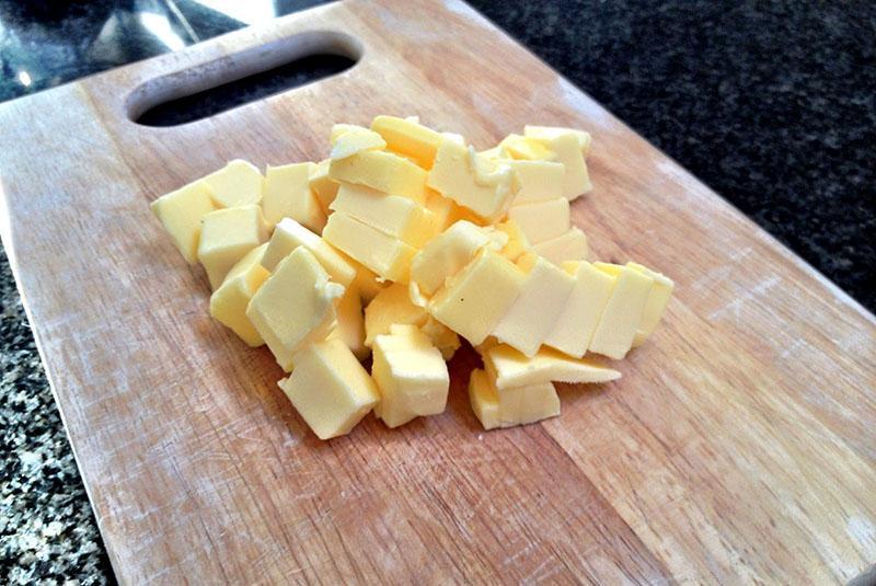 nakrájejte máslo na kousky