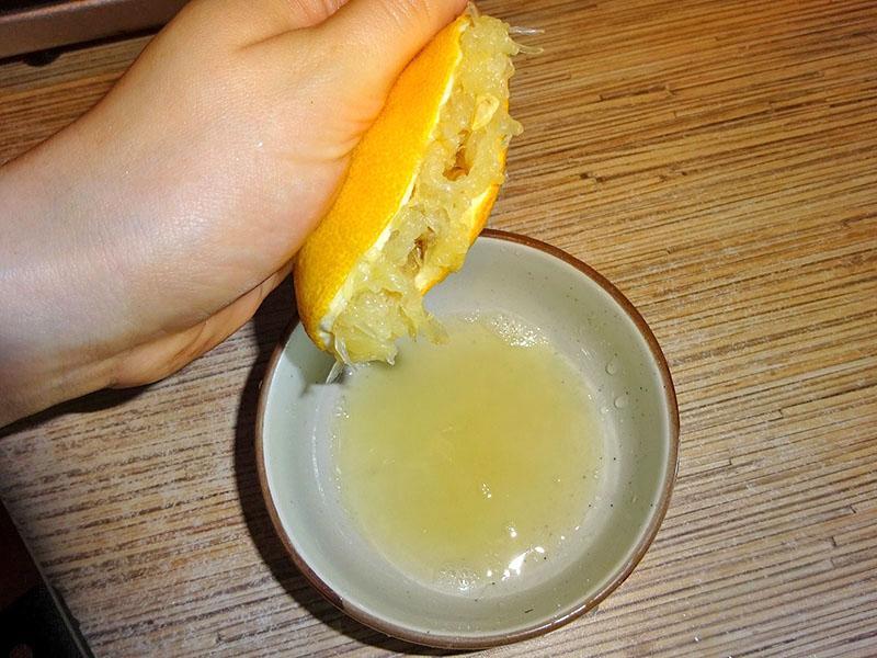 vymačkejte citronovou šťávu