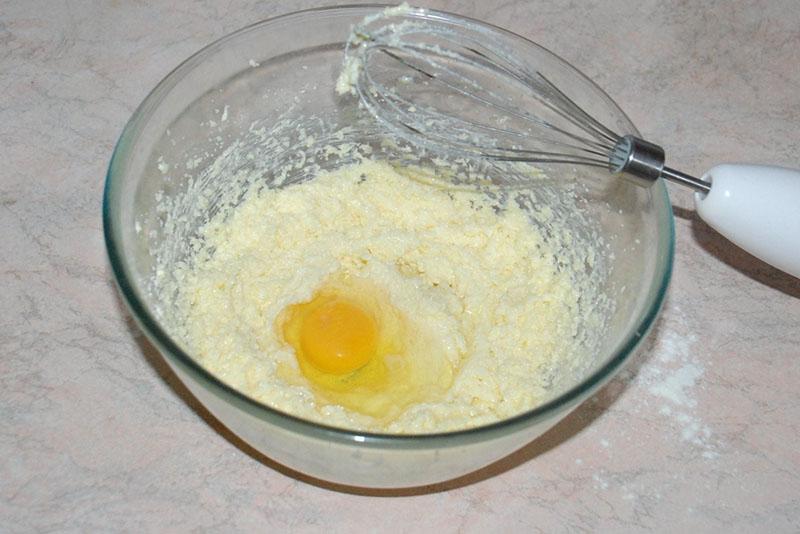 utřeme máslo s vejcem a moučkovým cukrem