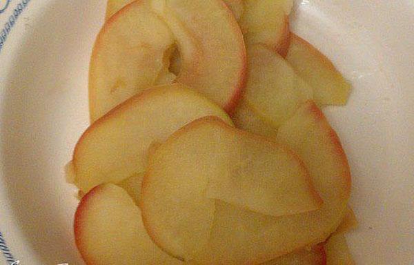 قطع التفاح إلى شرائح رفيعة