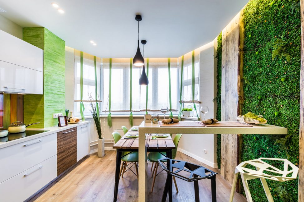 Tremøbler og en levende vegg av planter er i øko -stil