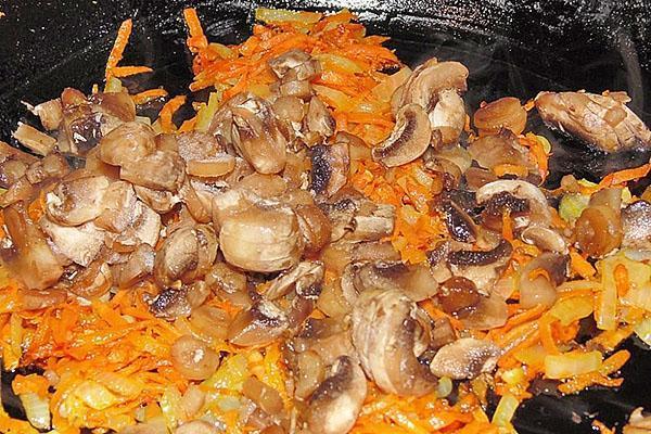 Eintopf Champignons mit Zwiebeln und Karotten