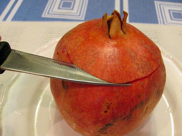 opatrně ořízněte kůru z granátového jablka