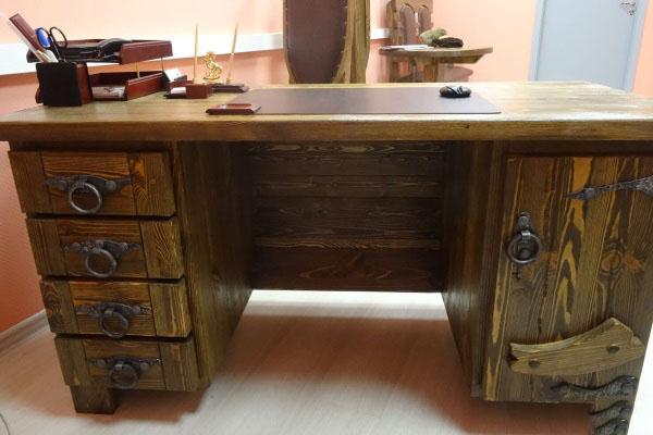 psací stůl udělejte si sám ze dřeva s nočními stolky