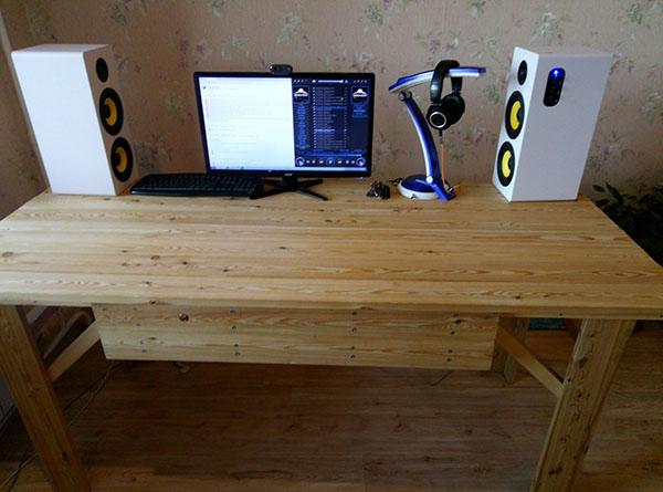 dřevěný stůl pro počítač