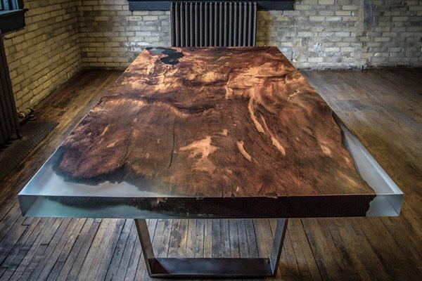 stůl ze dřeva a epoxidové pryskyřice