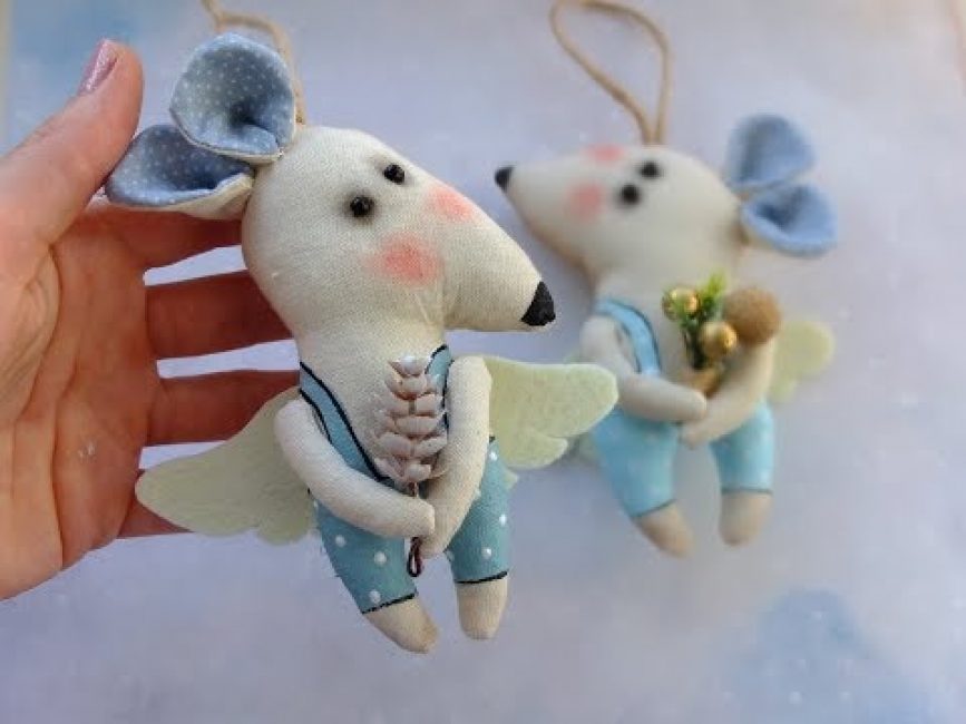 Et godt alternativ for juletre leker er filt rotter. De er fargerike, morsomme og holdbare.