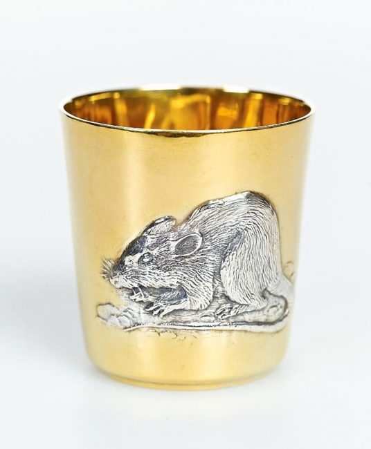 A toto je pohár s obrázkom potkana. Môžete to položiť na stôl alebo to niekomu darovať na Nový rok.