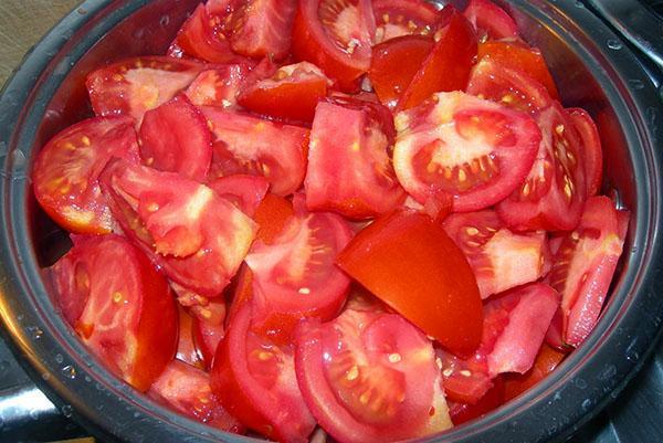 nakrájejte rajčata na kousky