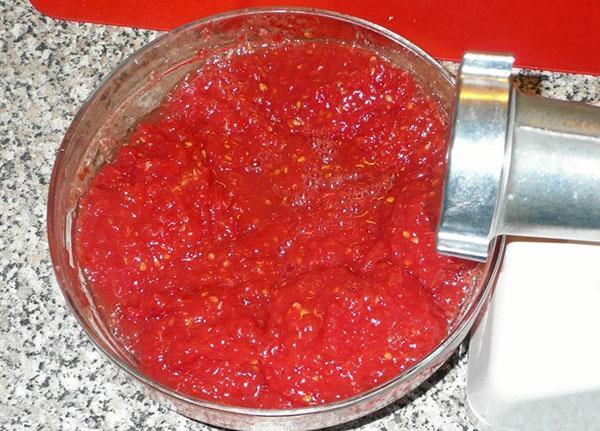 nakrájejte rajčata na mlýnku na maso