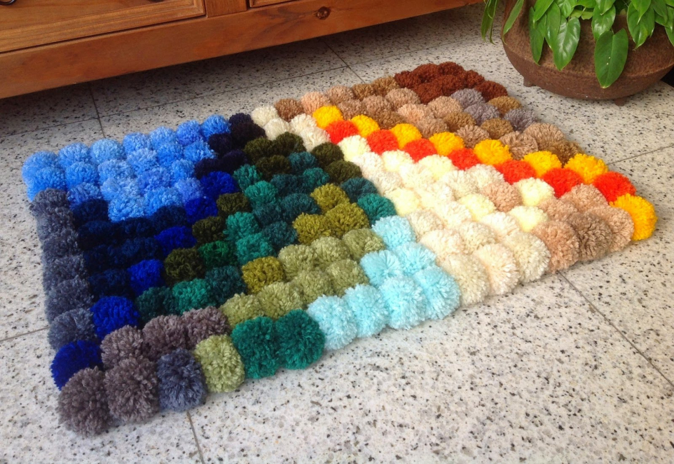 Dywany z pomponami są dobre, ponieważ mogą mieć różne rozmiary, kształty i kolory.