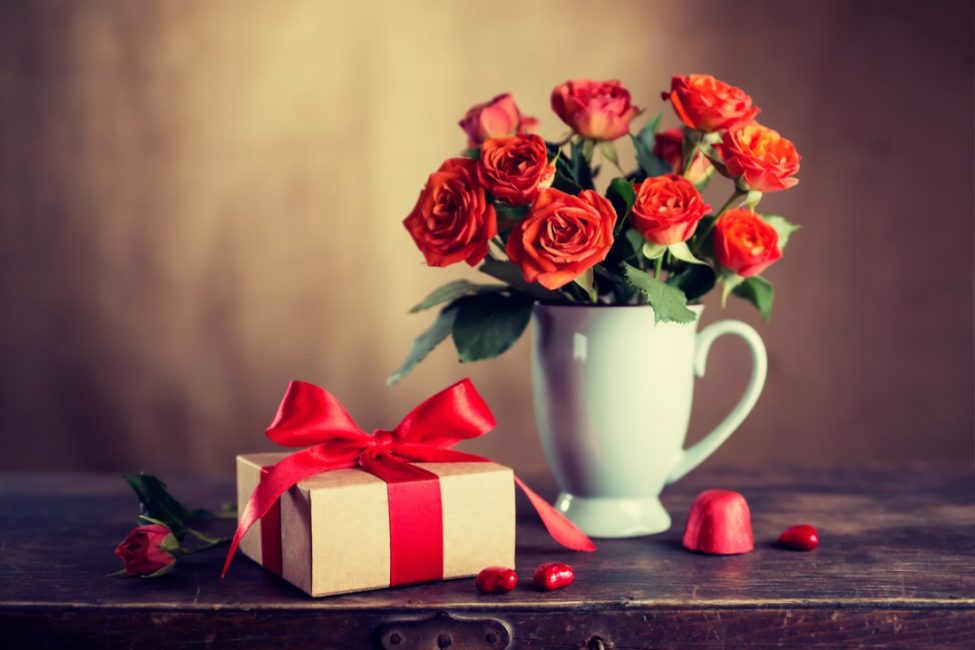 Darujte svojej manželke, predtým skrytej pred očami, kyticu alebo darček