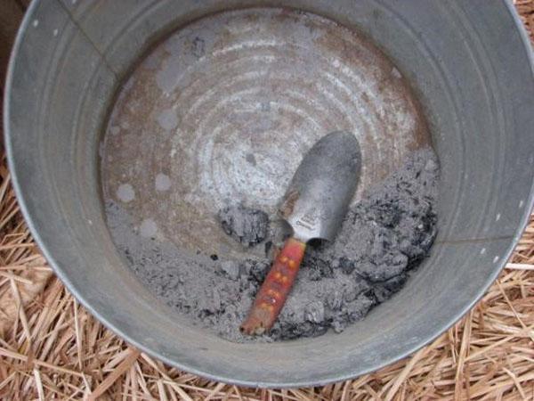 dřevěný popel v kbelíku