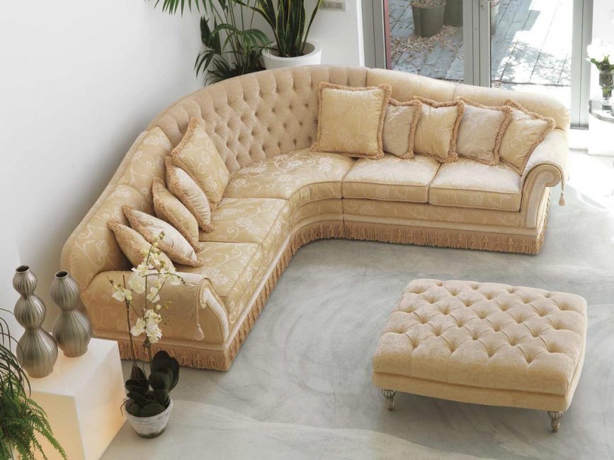 הספה צריכה להיראות אופנתית וטוב טעם, מרופדת בדים יקרים, עם גימור בחומרים טבעיים