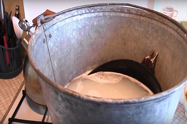 Cum se elimină depunerile de carbon dintr-o tigaie din fontă - Pulbere și sodă