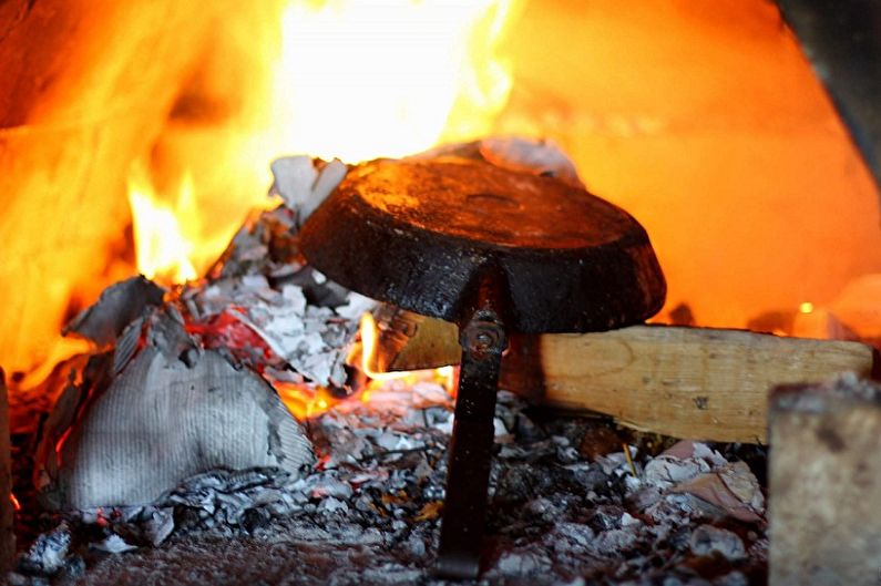 Cum se elimină depunerile de carbon dintr-o tigaie din fontă - Ars pe foc