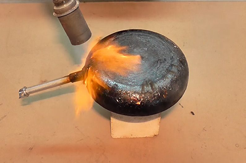 Cum se elimină depunerile de carbon dintr-o tavă de aluminiu - Blowtorch